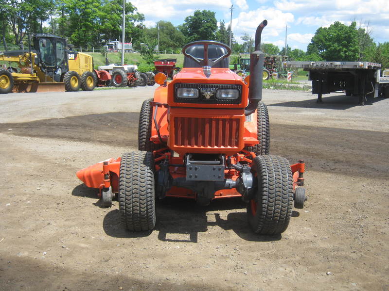 Tractors - Compact  Kubota B6200 Tractor Photo